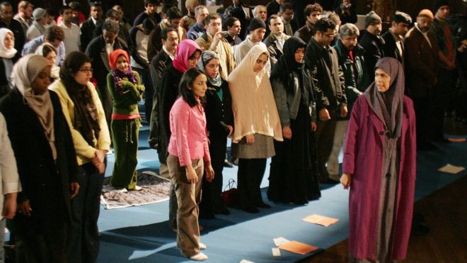 Amina Wadud 2005'te ABD'de cemaate namaz kÄ±ldÄ±rÄ±rken.